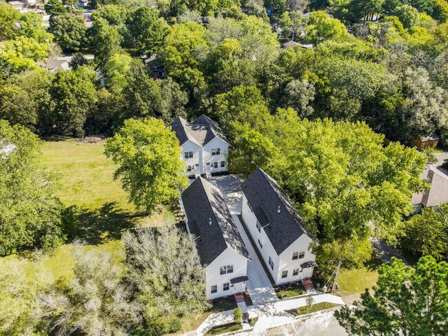 Building Photo - 1337 Van Buren Ave