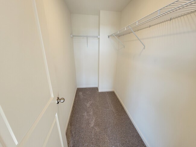 Building Photo - 1270 Lakepointe Dr