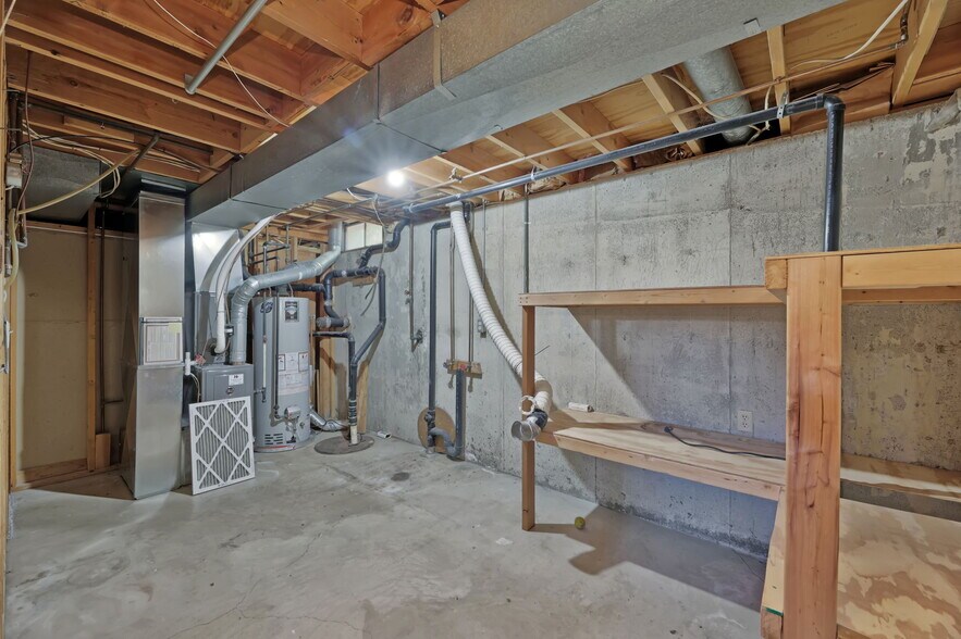 Building Photo - 1102 E Redwood Rd