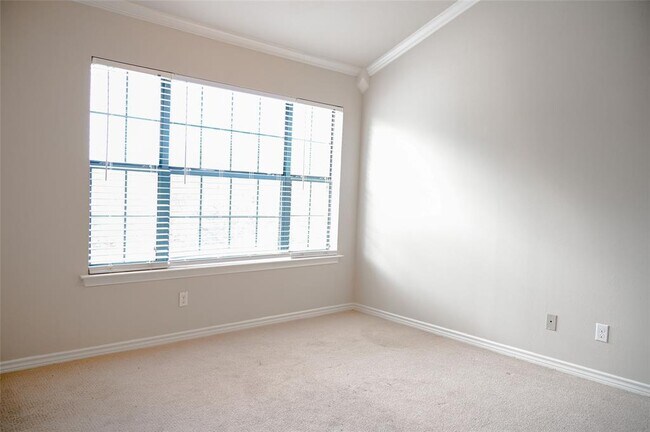 Building Photo - 5950 Lindenshire Ln