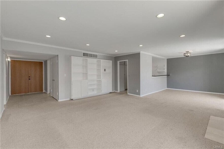 Building Photo - 1127 E Del Mar Blvd