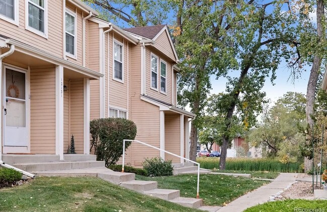 Building Photo - Charming Townhome for Rent in Timber Lake ...