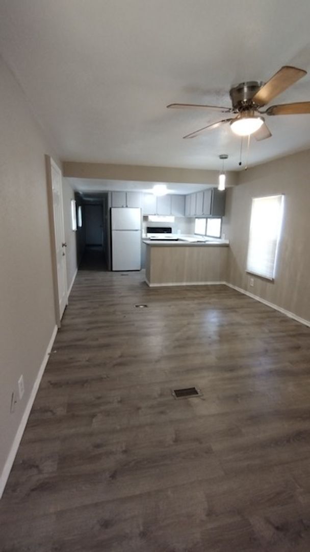 Building Photo - 3 Bedroom & 1 Bathroom Home in Granbury