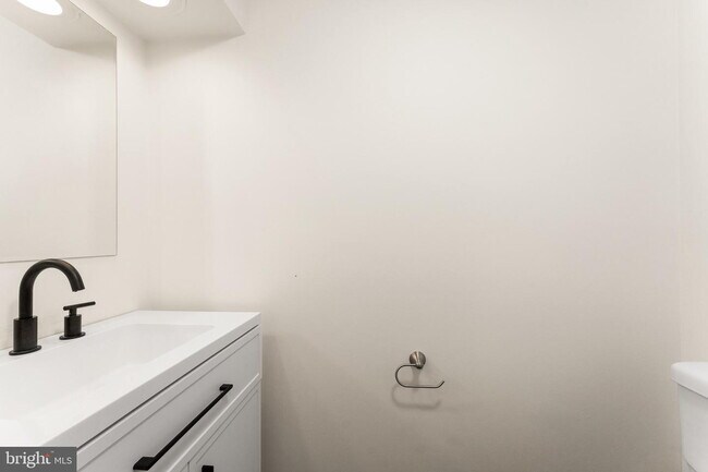 Building Photo - Spacious & Stylish North Shore Cluster Home Near Reston Town Center