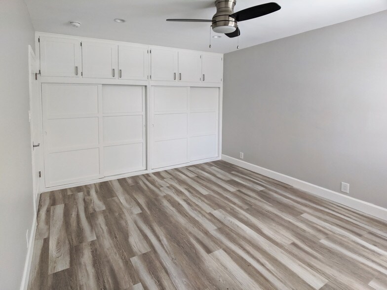 Bedroom + Closet - 458 S Oakhurst Dr