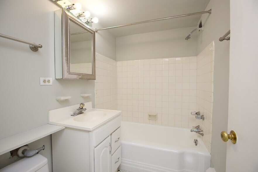 Building Photo - 428 W Wellington Ave