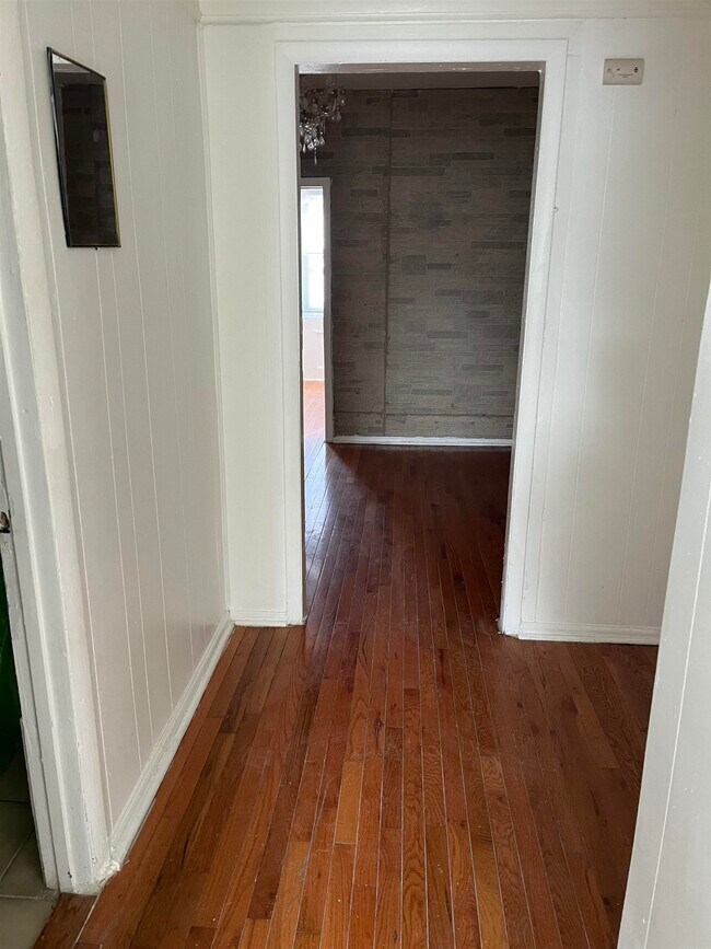 Building Photo - 1128 Summit Ave