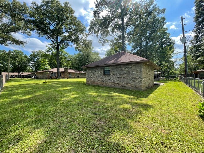 Building Photo - 9103 Dogwood Trail