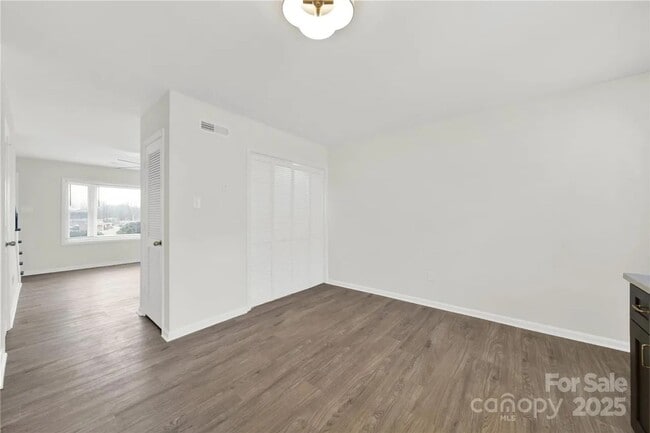 Building Photo - Fully Remodeled | 2BR/1.5BA Condo | Willowbrook