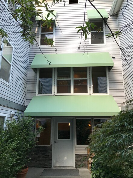 Primary Photo - 132 24th Ave E