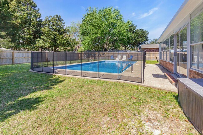 Building Photo - Bluewater Bay POOL Home!