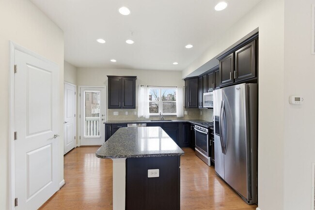 Building Photo - Amazing 4 BR/3.5 BA Townhome in Riverdale!
