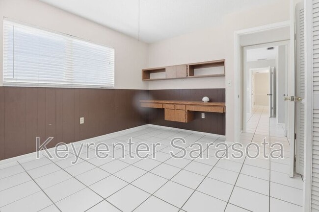 Building Photo - 5645 N Tuttle Ave