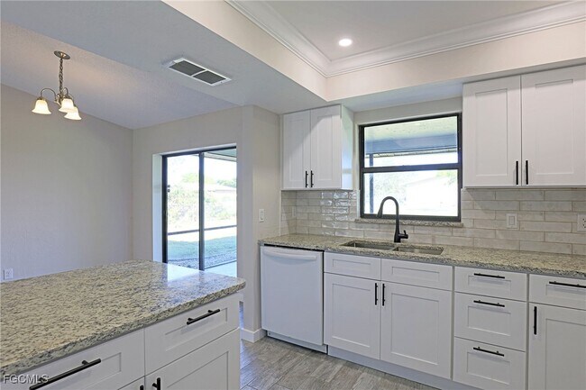 Building Photo - 629 SW Santa Barbara Pl