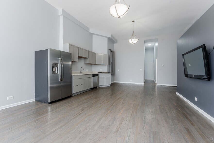 Building Photo - 1876 N Hoyne Ave