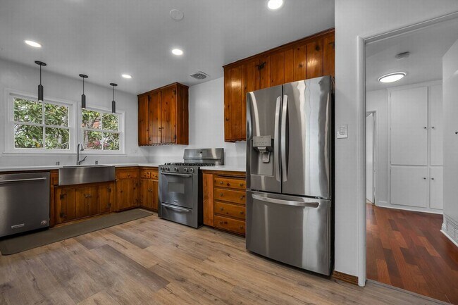 Building Photo - Incredible unit in A+ Location