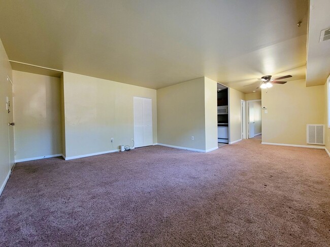 Building Photo - One bedroom condo with lots of space in He...