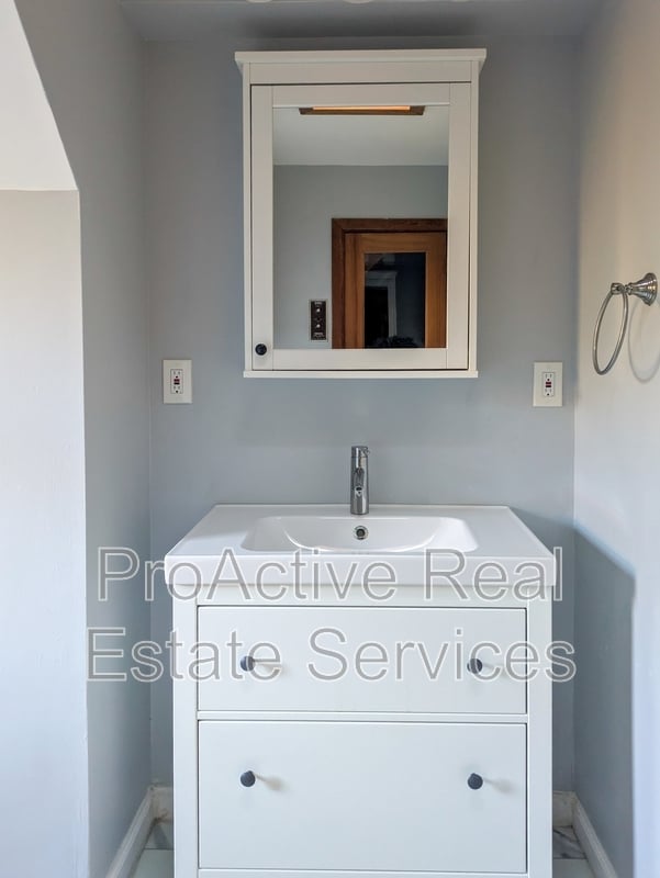 Building Photo - 1014 Colonial Ave