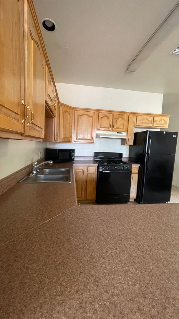 Building Photo - Modern town home with AC. 3/2. Covered, off-street parking, easy care yard.  Ample kitchen. Lamin...