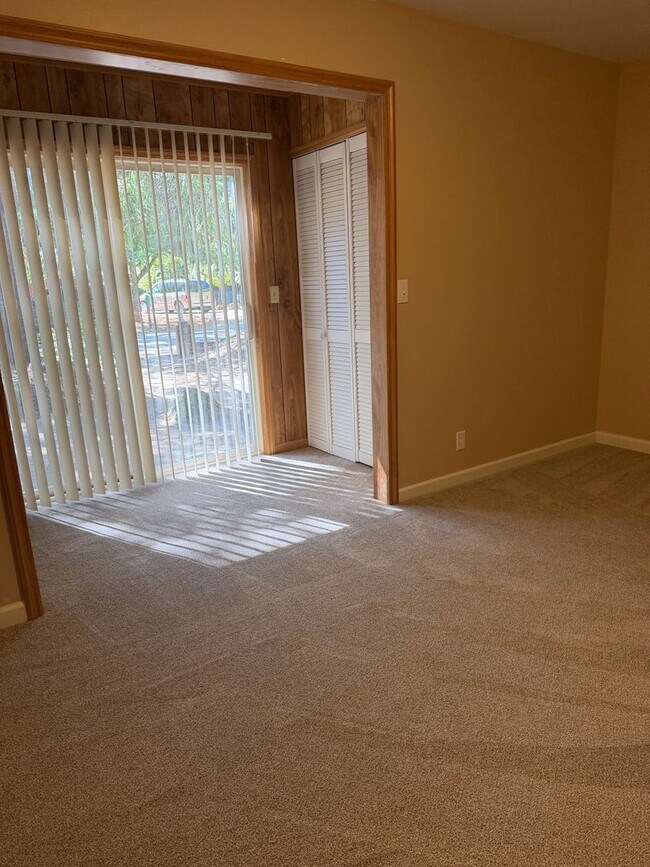Building Photo - 26967 Meadowmont Dr