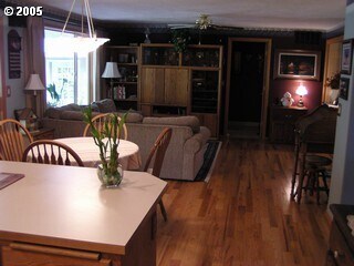 Building Photo - 4 bed, 3 bath in desirable McMinnville Neighborhood