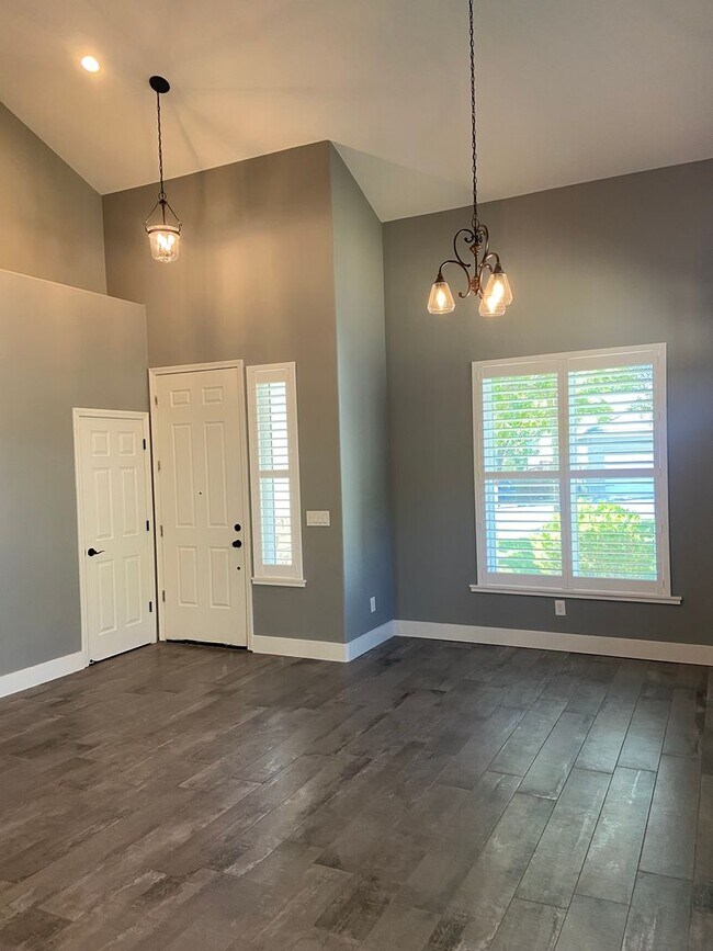 Building Photo - Beautifully remodeled 3 Bdrm+Master retrea...