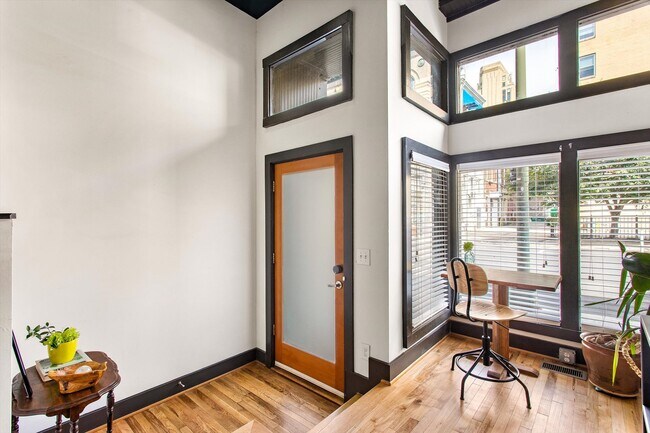 Building Photo - 206 N 1st St