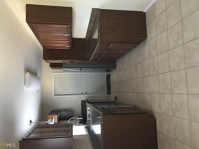 Building Photo - 131 Pineview Dr