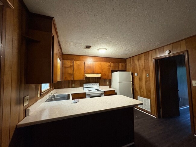 Building Photo - 136 Tyrone Blvd