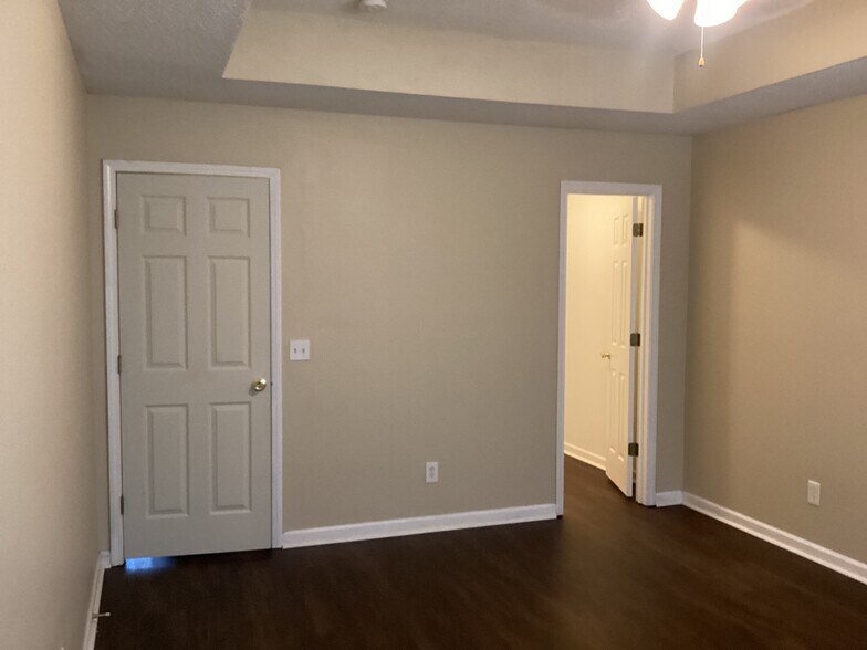Building Photo - 493 Live Oak Walk