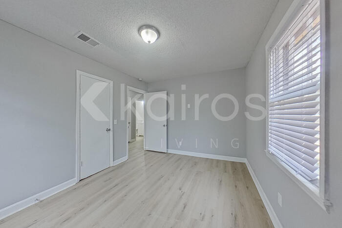 Building Photo - 1822 Sedgefield St
