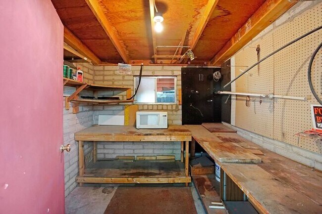 Building Photo - Pending/ Rented - Radiant East Tucson Retreat: Bright 2-Bed with Large Private Backyard