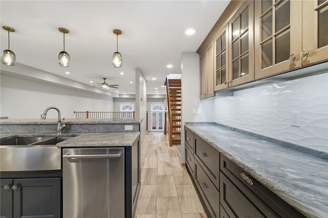 Building Photo - 709 Clyde St