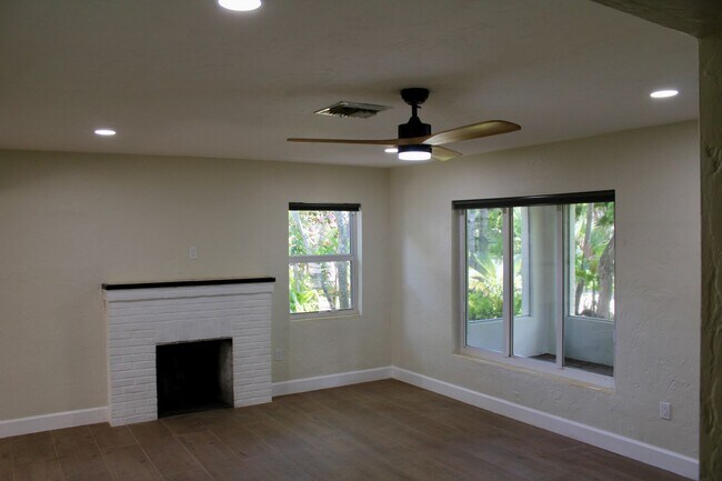 Building Photo - Fully Renovated 3/3 Northwood Home with Gu...