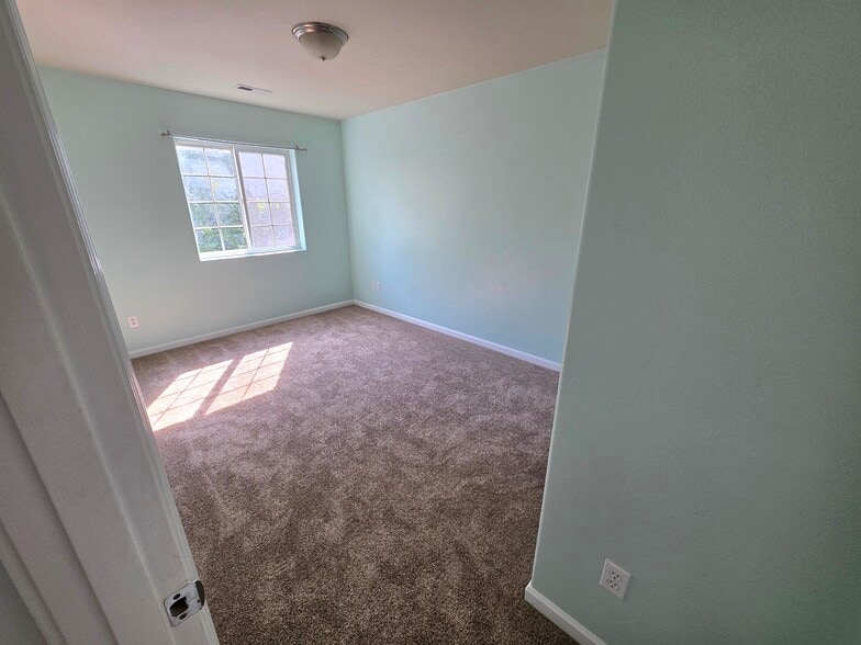 Building Photo - 624 Jasmine Cir