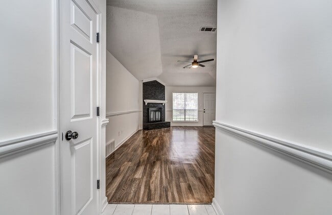 Building Photo - 1242 Grange Way Dr