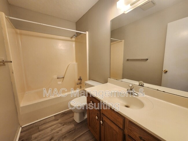 Building Photo - 1849 Summerhaven Ave