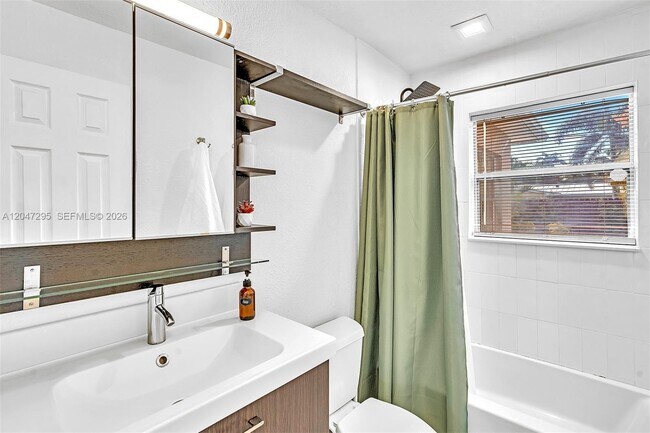 Building Photo - 4633 SW 28th Ave