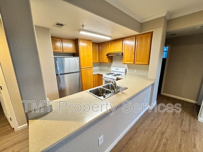 Building Photo - 5201 Laguna Oaks Dr