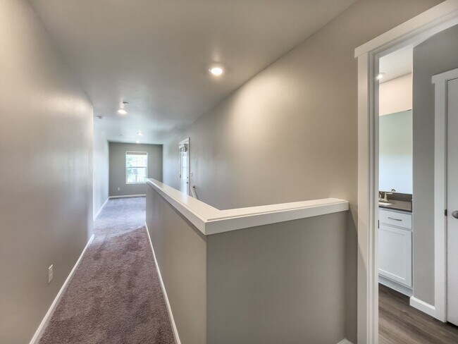 Building Photo - Beautiful 3 bdrm plus FLEX room --House 1/2 Month rent Concession!!