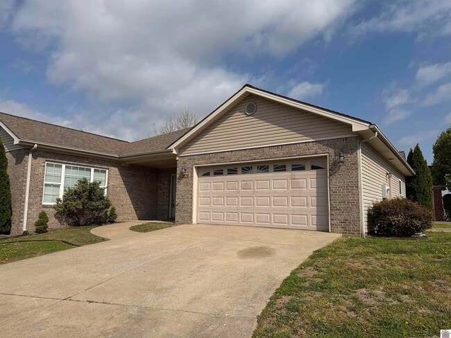 Building Photo - 2647 Legends Dr