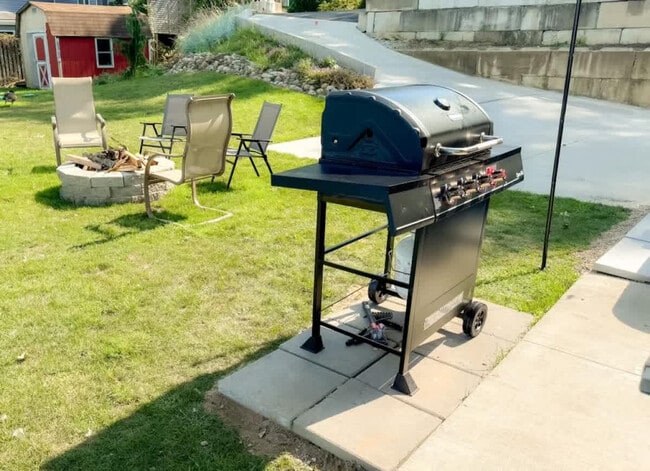 Building Photo - 829 Portage Lakes Drive