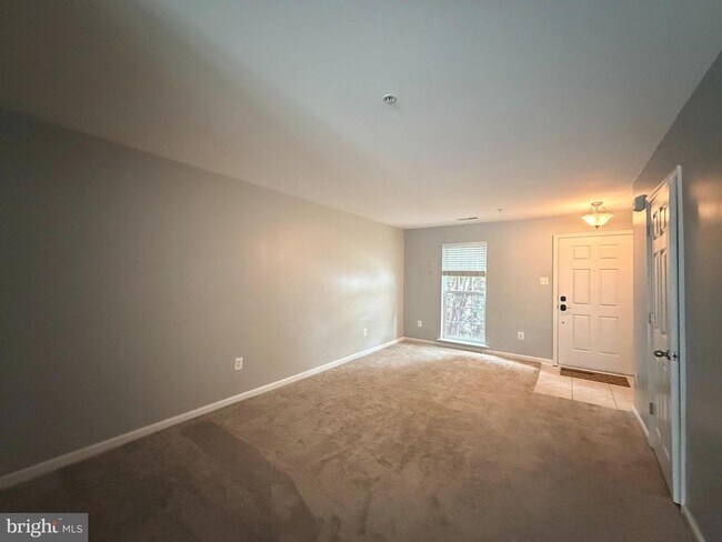 Building Photo - 605 Tivoli Rd