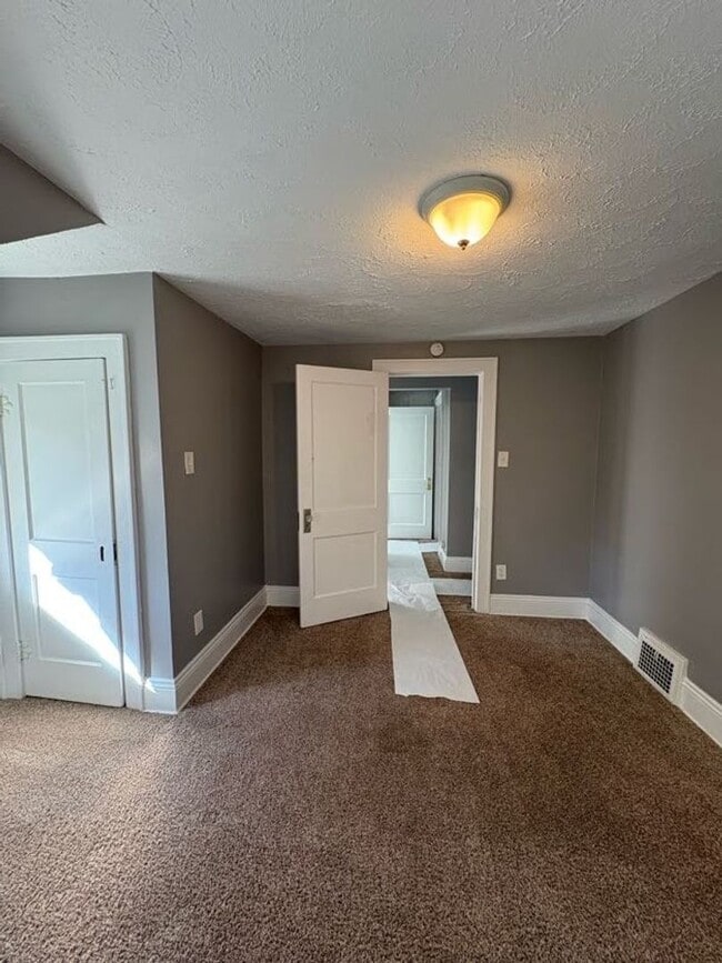 Building Photo - Three bedroom two bathroom home for rent