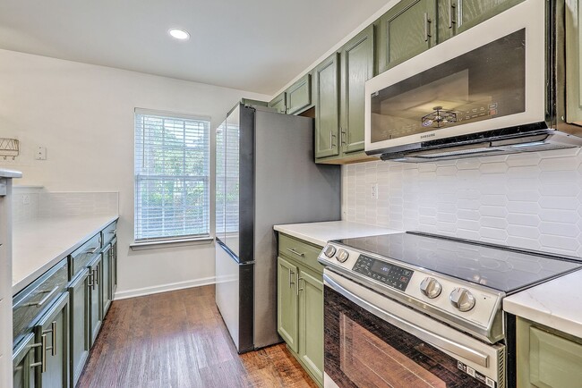 Building Photo - Charming 3-Bedroom Townhome in Summer Wood...