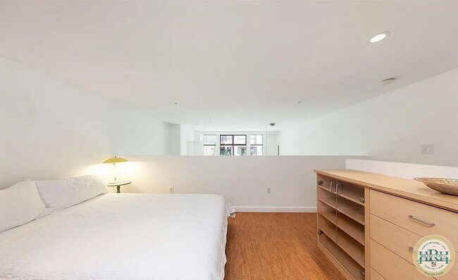 Building Photo - Spacious 1BR|2BA Loft Style Condo in the h...