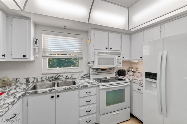 Building Photo - 5 High Point Cir W