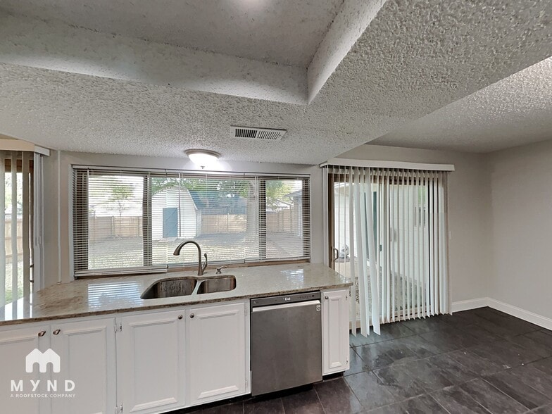 Building Photo - 1303 Hillsdale Dr