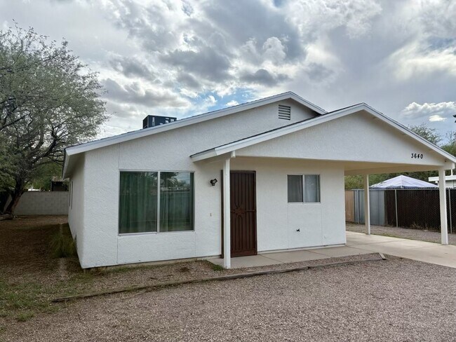 Primary Photo - Charming three bedroom - two bathroom GREA...
