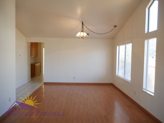 Building Photo - Bright 3 Bed 2 Bath 1,477 Sq. Ft. Sacramen...